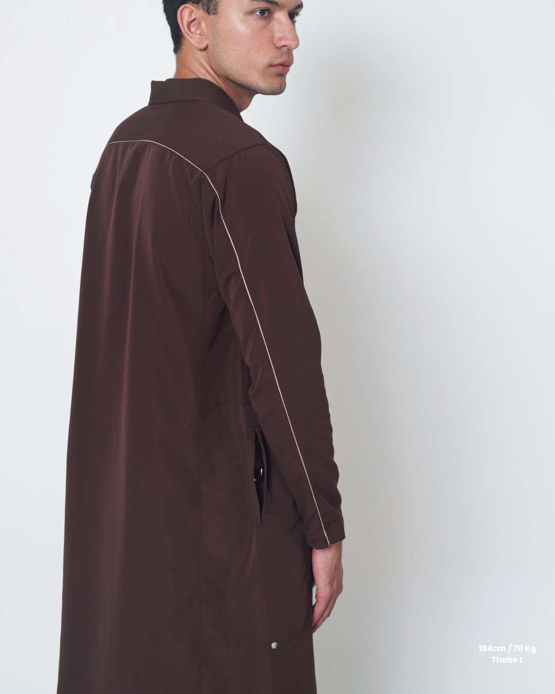 NUQTOH x ABYAD | AIZAN Thobe | Gamis Pria Premium dengan Slim Silhouette & Signature Piping & UV Protection - Image 14