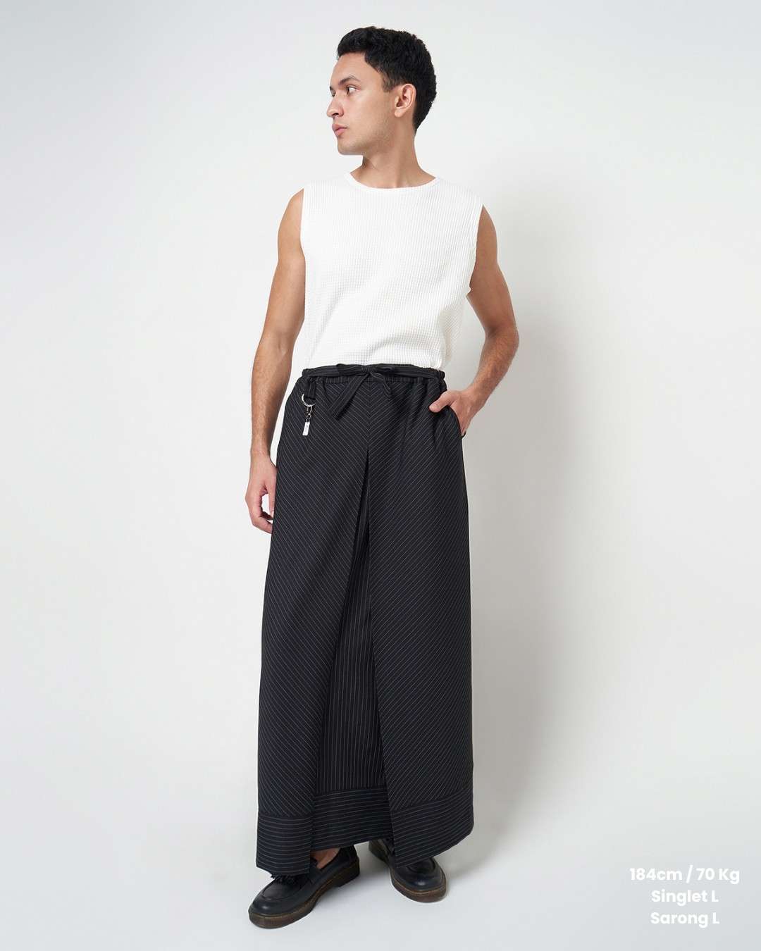 NUQTOH x ABYAD | LAJUR Sarong | Modern Directional Pinstripe Sarong | Sarung Instant Pria Modern Motif Garis dengan Potongan Panel Berarah - Image 3