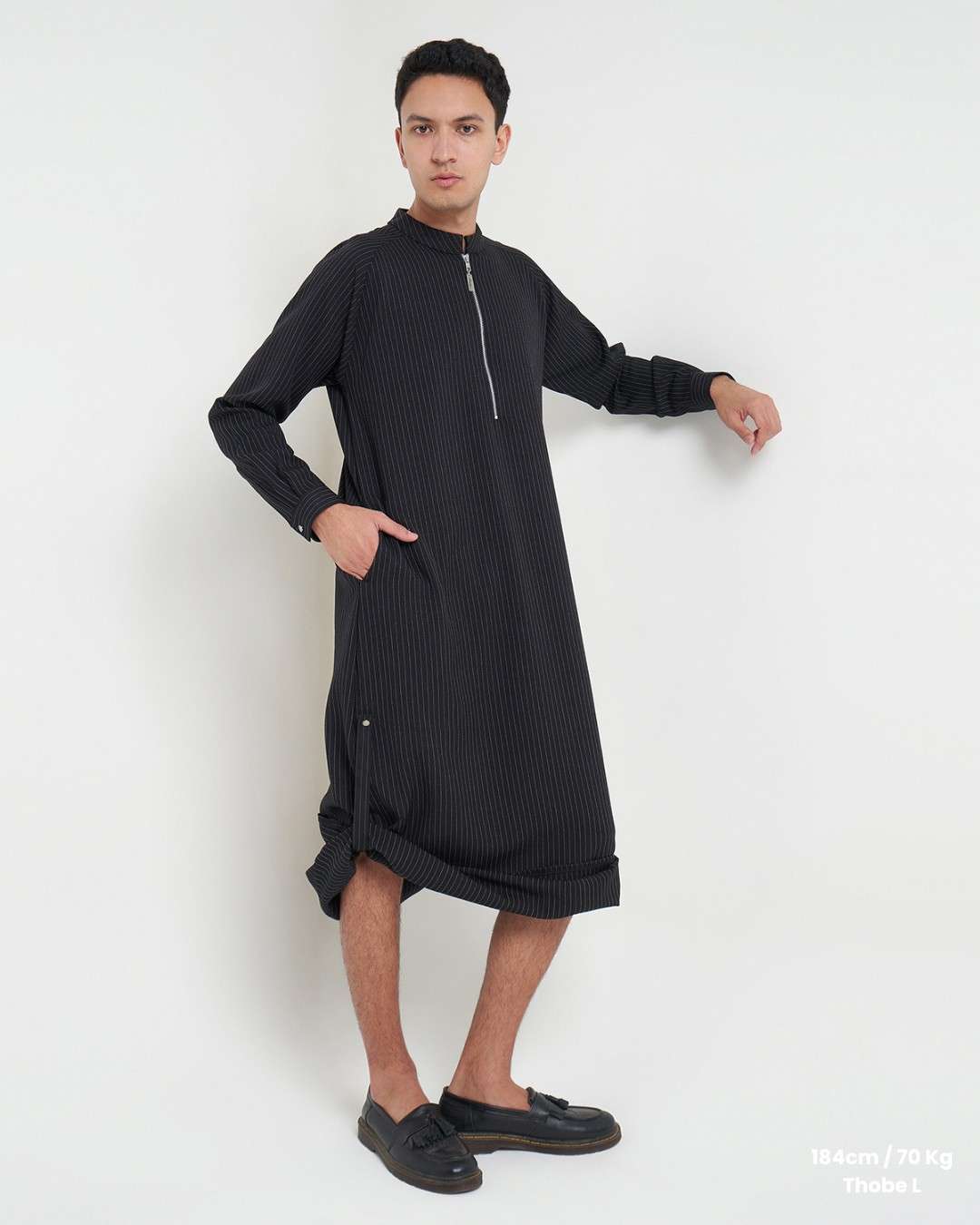 NUQTOH x ABYAD | RAZIN Thobe | Gamis Pria Premium Pinstripe Half Zip dengan Easy Wudhu System - Image 6