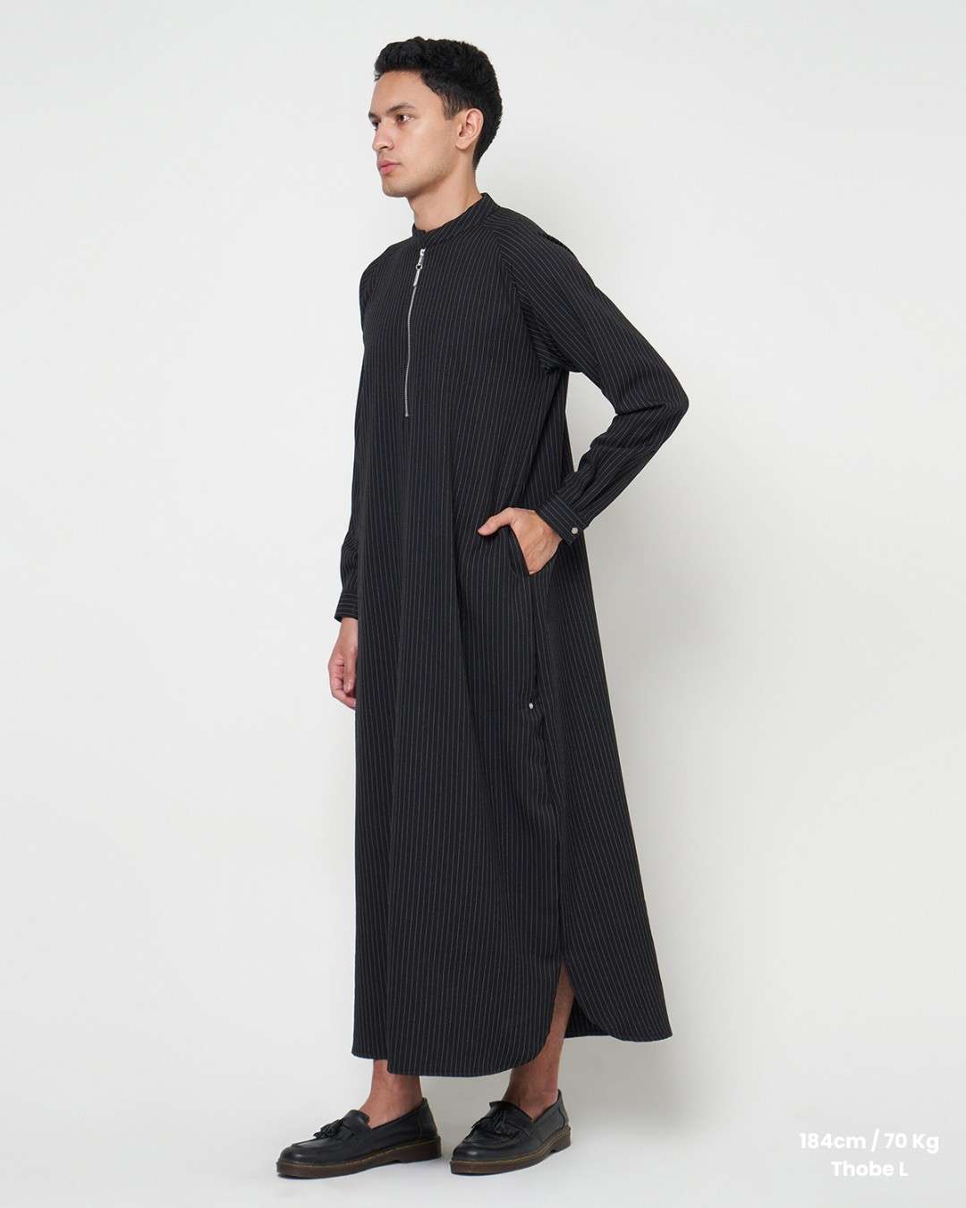 NUQTOH x ABYAD | RAZIN Thobe | Gamis Pria Premium Pinstripe Half Zip dengan Easy Wudhu System - Image 4