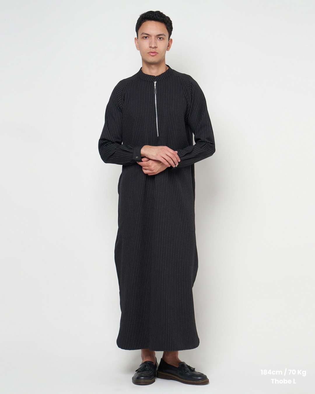 NUQTOH x ABYAD | RAZIN Thobe | Gamis Pria Premium Pinstripe Half Zip dengan Easy Wudhu System - Image 5