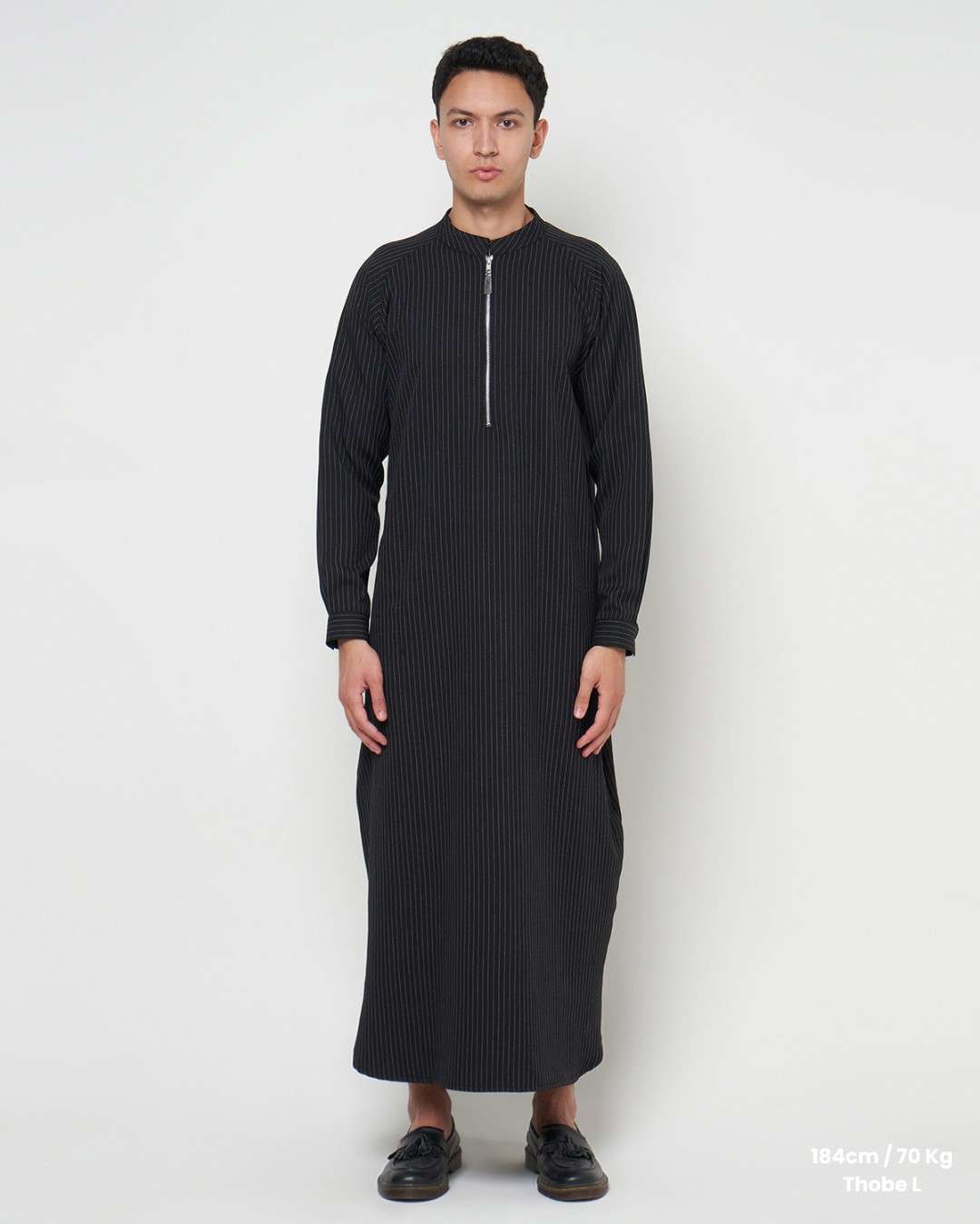 NUQTOH x ABYAD | RAZIN Thobe | Gamis Pria Premium Pinstripe Half Zip dengan Easy Wudhu System - Image 3