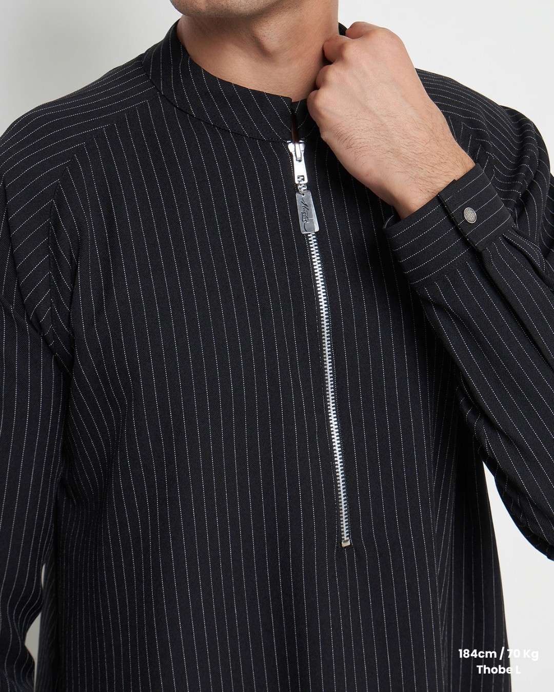 NUQTOH x ABYAD | RAZIN Thobe | Gamis Pria Premium Pinstripe Half Zip dengan Easy Wudhu System - Image 2