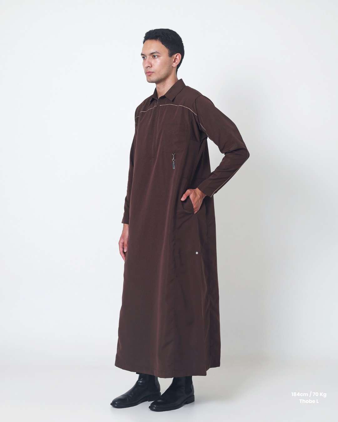NUQTOH x ABYAD | AIZAN Thobe | Gamis Pria Premium dengan Slim Silhouette & Signature Piping & UV Protection - Image 9