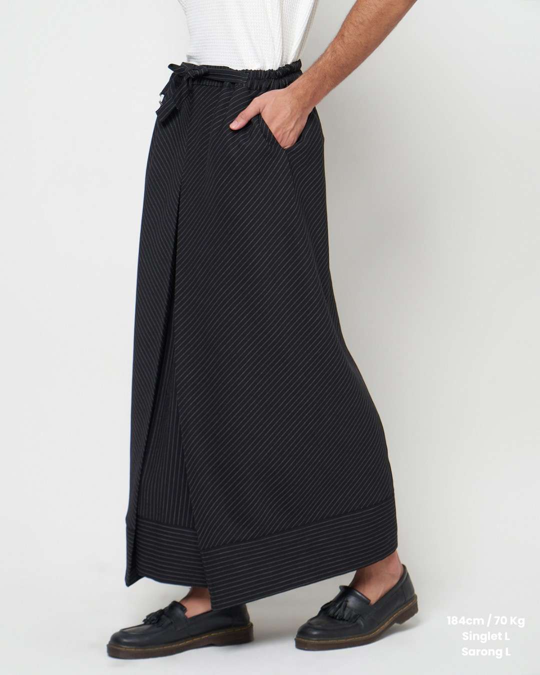 NUQTOH x ABYAD | LAJUR Sarong | Modern Directional Pinstripe Sarong | Sarung Instant Pria Modern Motif Garis dengan Potongan Panel Berarah - Image 2