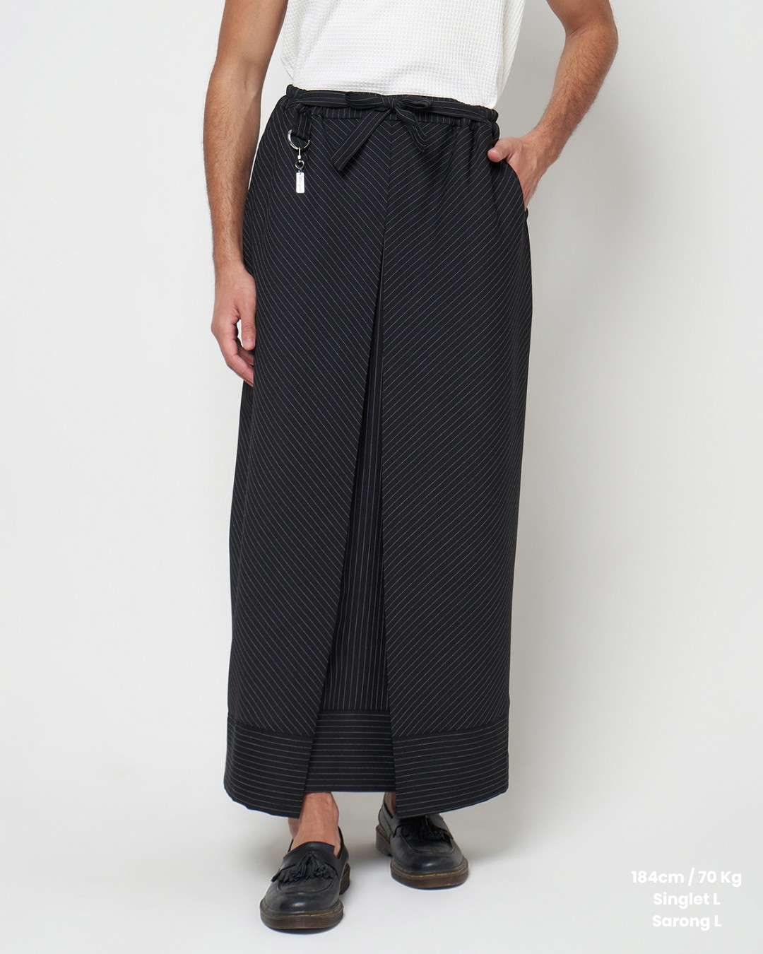 NUQTOH x ABYAD | LAJUR Sarong | Modern Directional Pinstripe Sarong | Sarung Instant Pria Modern Motif Garis dengan Potongan Panel Berarah - Image 5